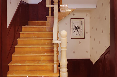 大余中式别墅室内汉白玉石楼梯的定制安装装饰效果